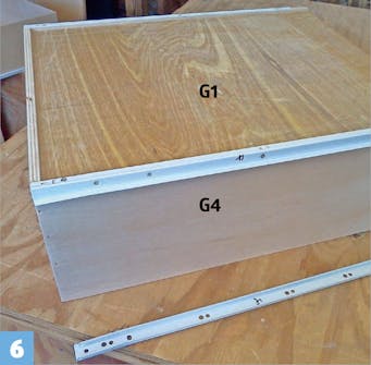 Dobbeltseng med oppbevaring: Skru fast den ene delen av skinnene til skuffens sidestykker Dobbeltseng med oppbevaring: Skru fast den ene delen av skinnene til skuffens sidestykker